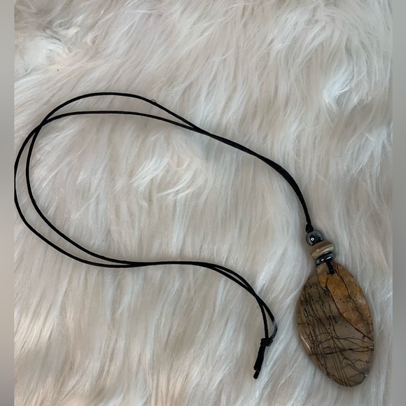 Elegant Jasper Leaf Pendant Necklace - Picture 4 of 6